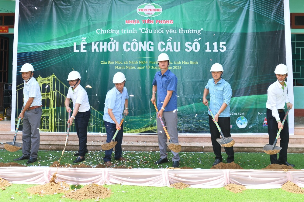 Các đại biểu thực hiện lễ khởi công cầu số 115