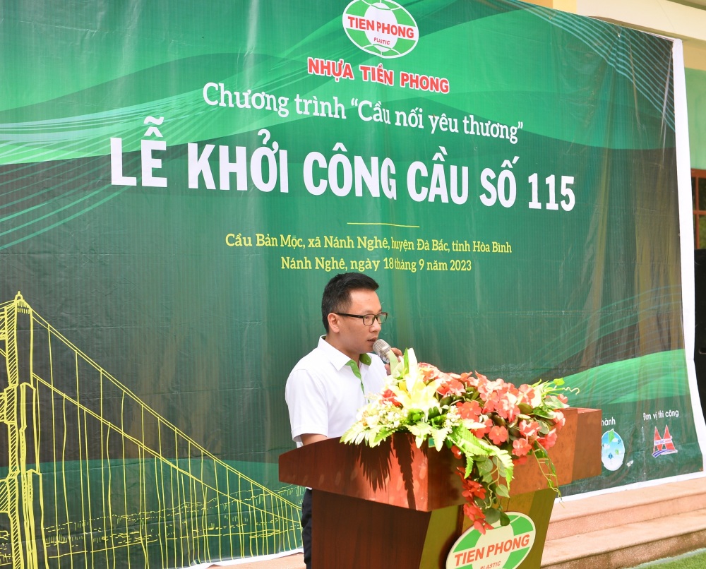 Ông Hứa Quang Vinh, Phó Giám đốc ban Phát triển thị trường Nhựa Tiền Phong phát biểu tại lễ khởi công