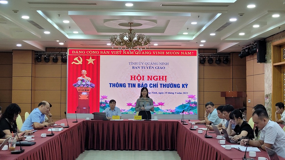 Bà Phạm Thuỳ Dương, Phó Trưởng Ban Tuyên giáo tỉnh Quảng Ninh cung cấp thông tin tại Hội nghị