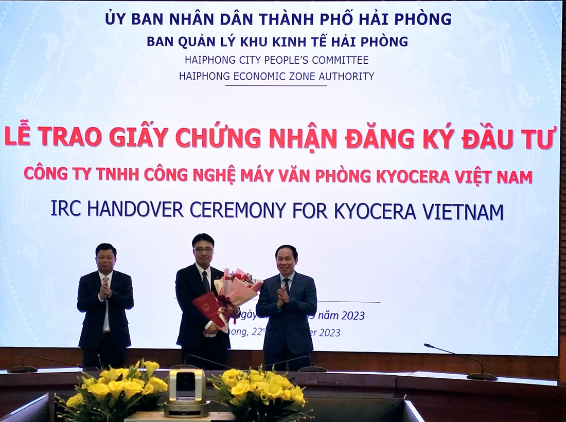 Trao giấy chứng nhận tăng vốn đầu tư Dự án sản xuất máy và thiết bị văn phòng cho Công ty TNHH Công nghệ máy văn phòng Kyocera Việt Nam (Nhật Bản)