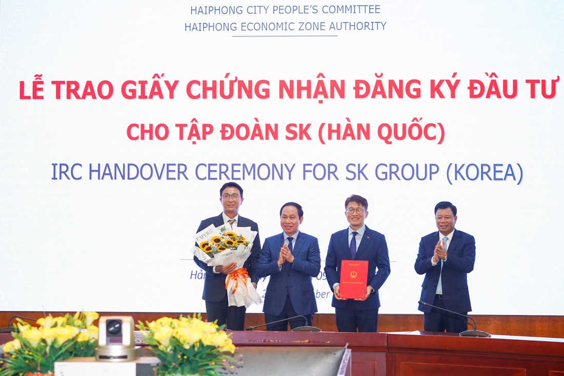 Trao giấy chứng nhận đăng ký đầu tư cấp mới cho Dự án nhà mày sản xuất vật liệu phân hủy sinh học công nghệ cao ECOVANCE của Tập đoàn SK (Hàn Quốc) 