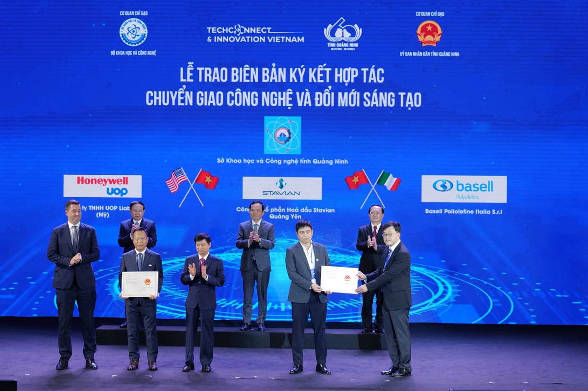 Phó thủ tướng Trần Lưu Quang và các lãnh đạo chứng kiến bàn giao biên bản hợp tác. Ảnh: Ngọc Thành