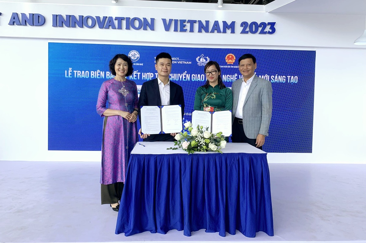 Ký kết hợp tác giữa Công ty cổ phần Công nghệ Viindoo và Công ty cổ phần Du thuyền Đông Dương về triển khai phần mềm quản trị doanh nghiệp du lịch. Ảnh: Nguyễn Huế