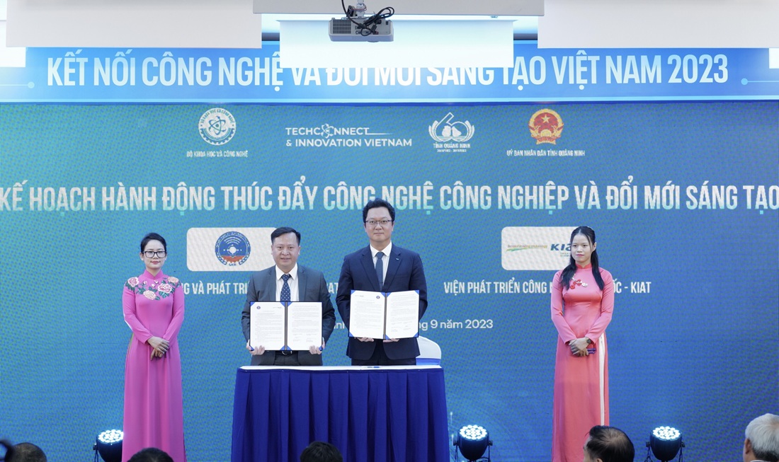 Ký kết việc thực hiện kế hoạch hành động thức đẩy công nghệ công nghiệp và đổi mới sáng tạo. Ảnh: Ngọc Thành