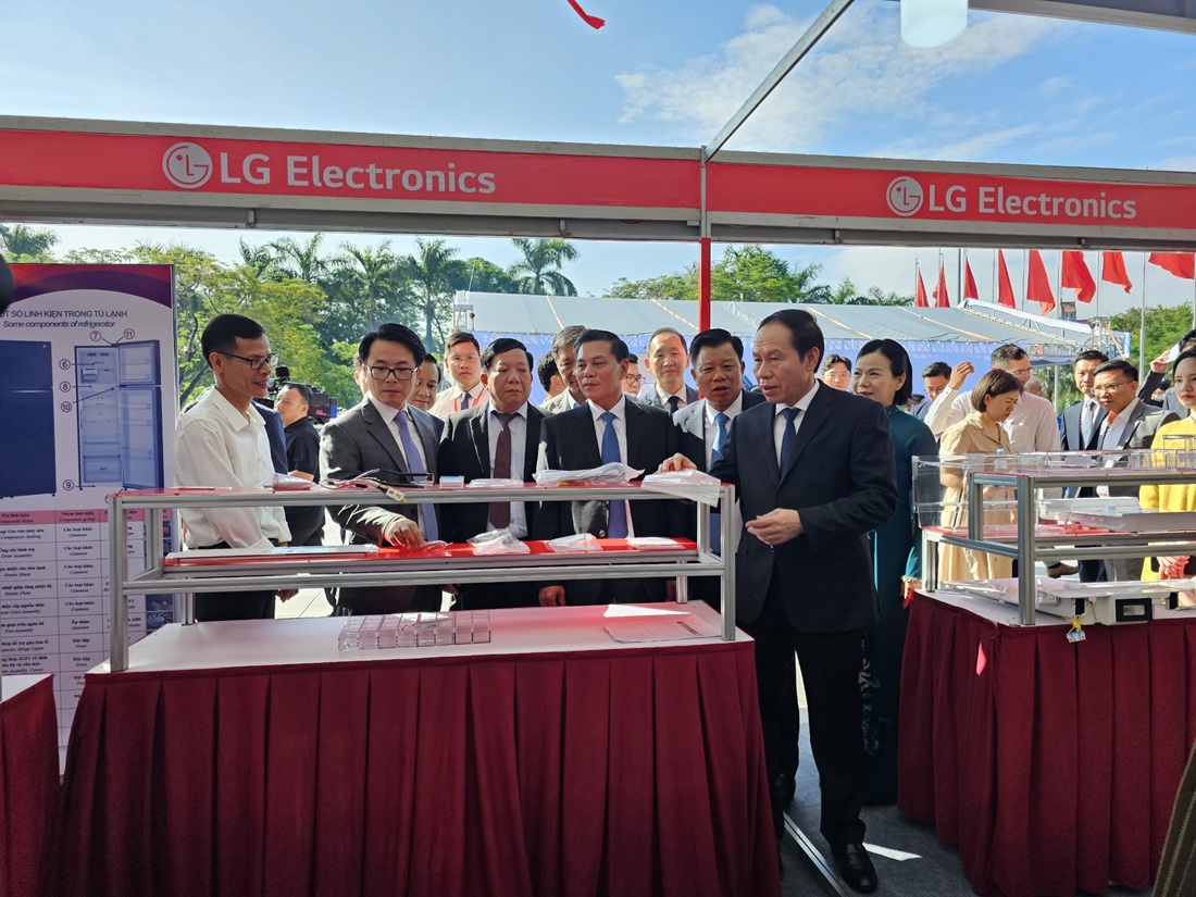 Lãnh đạo Thành phố Hải Phòng tham quan các gian hàng công nghệ