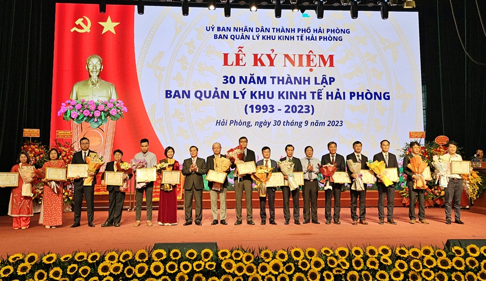 15 cá nhân tiêu biểu là lãnh đạo các doanh nghiệp nhận Bằng khen của Chủ tịch UBND Thành phố Hải Phòng