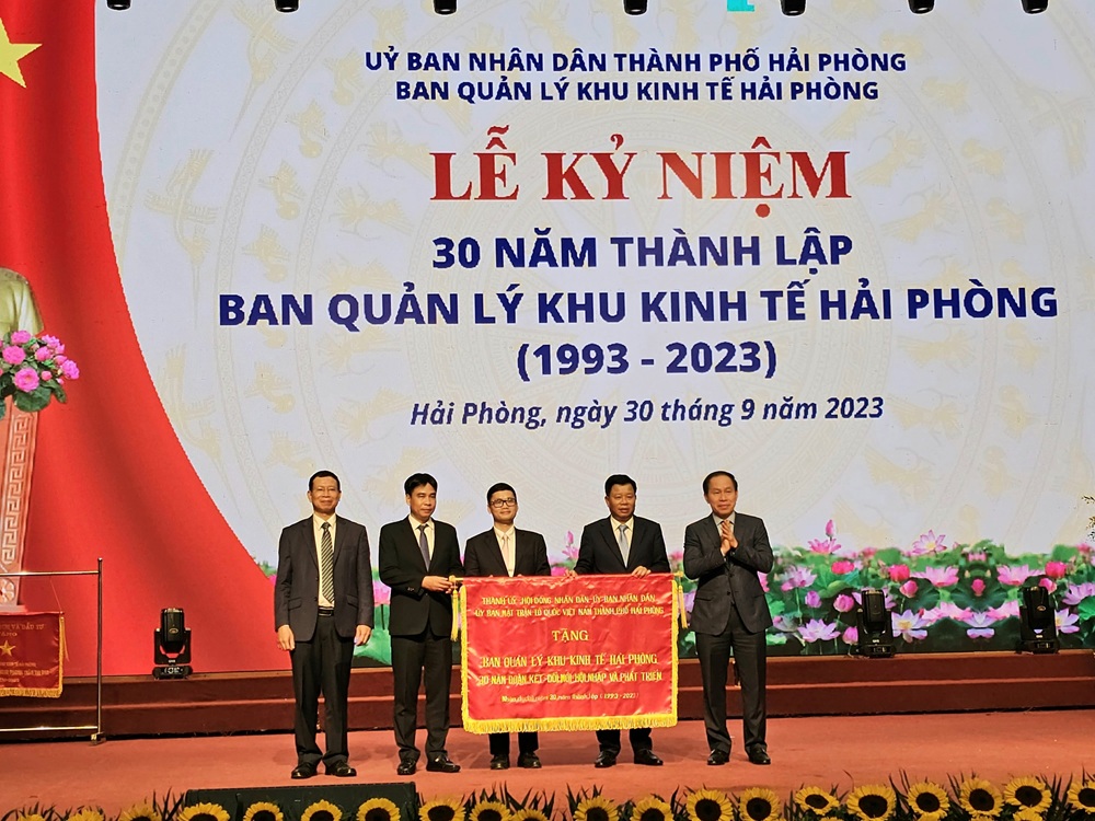 Ban quản lý Khu kinh tế Hải Phòng nhận Cờ thi đua của Thành ủy, HĐND, UBND, Ủy ban Mặt trận Tổ quốc Việt Nam TP. Hải Phòng