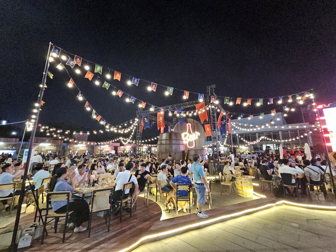 Lễ hội thu hút đông đảo người dân Thành phố đến thưởng thức