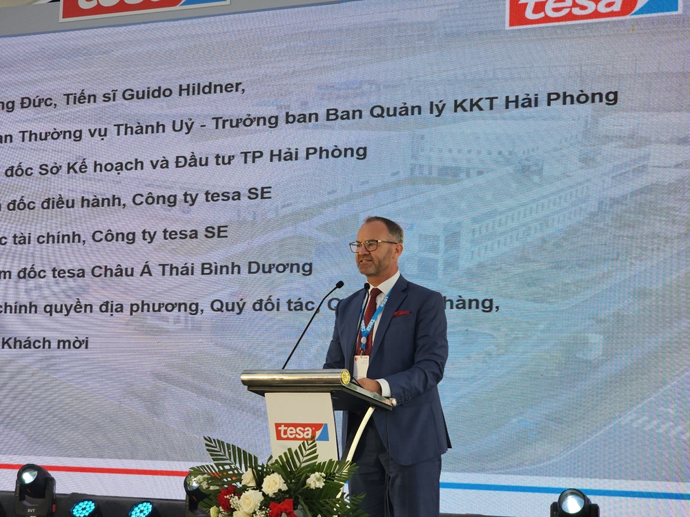 Ông Norman Goldberg, Giám đốc điều hành của tesa SE phát biểu tại lễ khánh thành