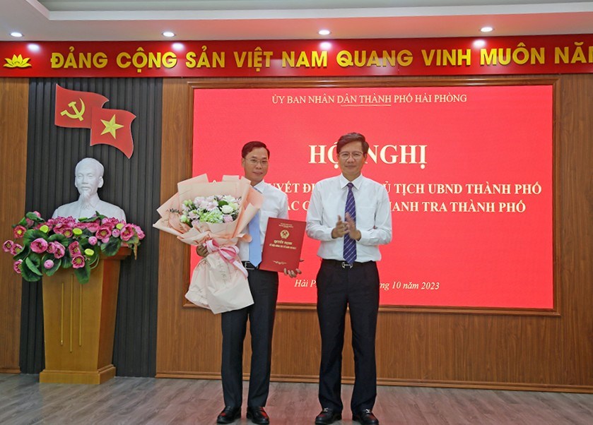 Ông Lê Anh Quân, Phó Chủ tịch Thường trực UBND TP. Hải Phòng trao Quyết định và tặng hoa chúc mừng ông Cao Huy Hiếu, tân Phó Chánh Thanh tra Thành phố