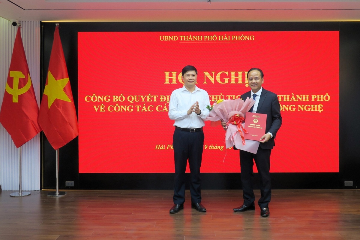 Ông Hoàng Minh Cường, Phó chủ tịch UBND TP. Hải Phòng trao Quyết định và tặng hoa chúc mừng ông Nguyễn Đình Vinh, tân Phó Giám đốc Sở Khoa học và Công nghệ