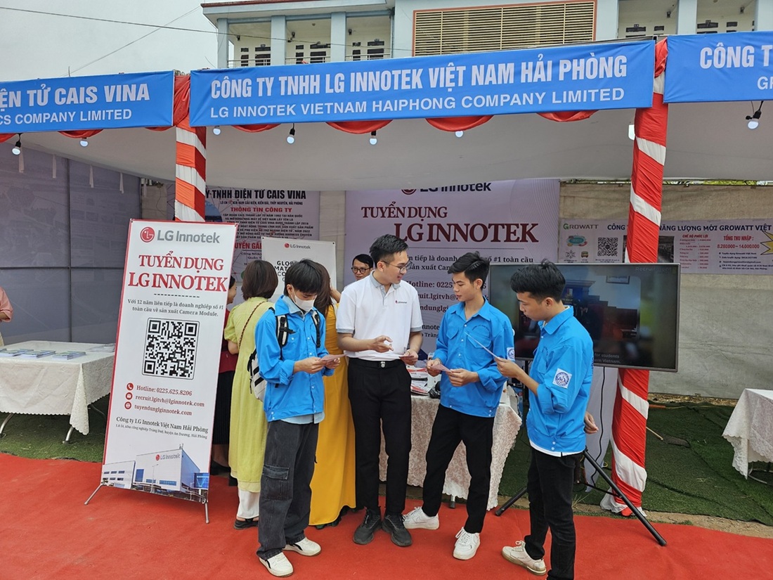 Các em học sinh, sinh viên tham gia được tư vấn việc làm tại Ngày hội