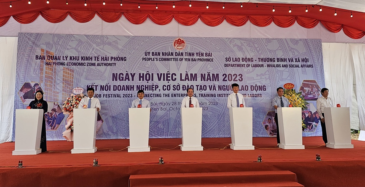 Các đại biểu bấm nút khai mạc Ngày hội việc làm năm 2023