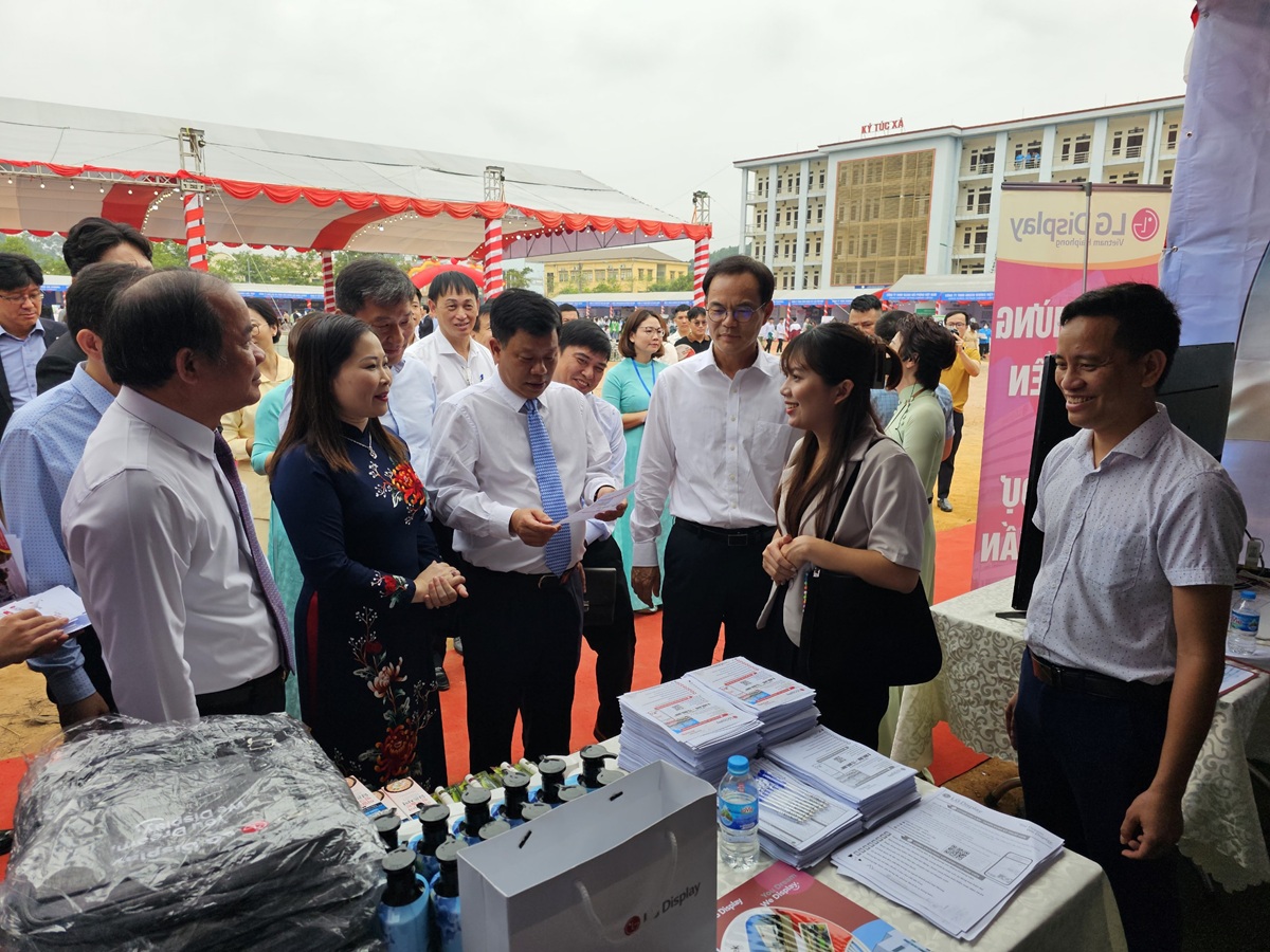 Các đại biểu tham quan gian hàng giới thiệu việc làm tại Ngày hội
