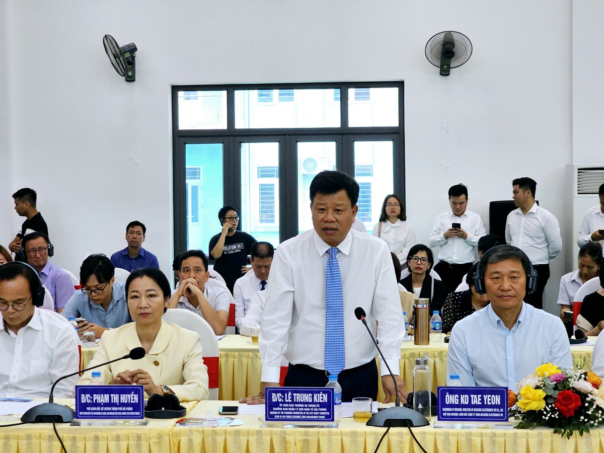 Ông Lê Trung Kiên, Trưởng ban Ban quản lý Khu kinh tế Hải Phòng cũng thông tin về tình hình doanh nghiệp và nhu cầu tuyển dụng lao động của các doanh nghiệp thuộc Ban quản lý Khu kinh tế Hải Phòng