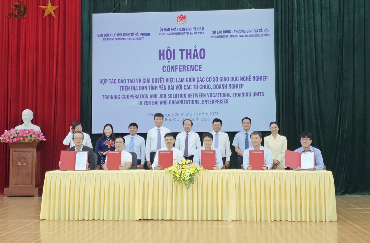 Trường Cao đẳng nghề Yên Bái ký kết với 5 doanh nghiệp nước ngoài đầu tư tại Việt Nam (gồm Công ty TNHH LG Electronics Việt Nam tại Hải Phòng; Công ty TNHH Heesung Electronics Việt Nam; Công ty TNHH LG Display Việt Nam tại Hải Phòng; Công ty Cổ phần đầu tư Ginex Hải phòng; Công ty TNHH Sakura Biomass Yên Bái)