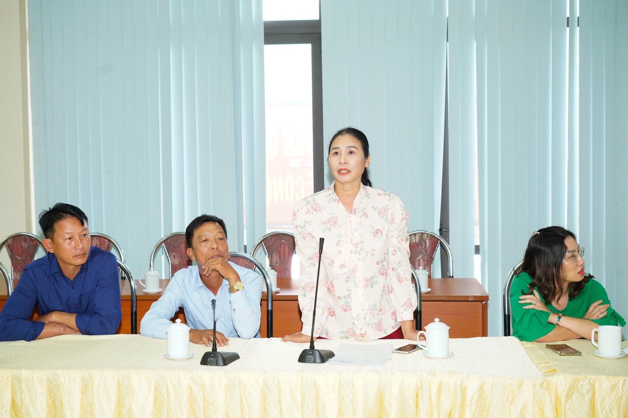 Đại diện một số hộ dân nêu ý kiến tại cuộc làm việc. Ảnh: Thanh Sơn