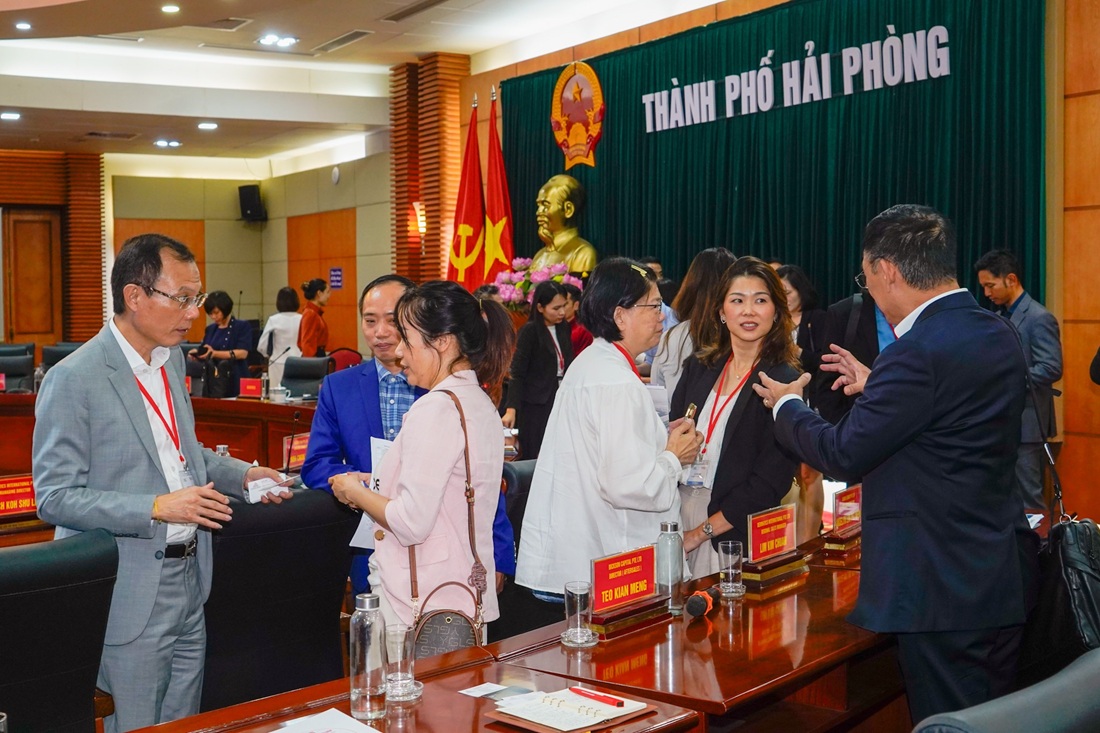 Các doanh nghiệp Singapore trao đổi thông tin tại buổi làm việc với các doanh nghiệp Hải Phòng
