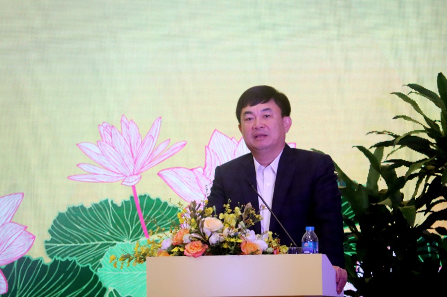 Ông Ngô Hoàng Ngân, Bí thư Đảng ủy, Chủ tịch Hội đồng thành viên Tập đoàn Công nghiệp Than – Khoáng sản Việt Nam, phát biểu tại hội nghị. Ảnh: Thu Chung
