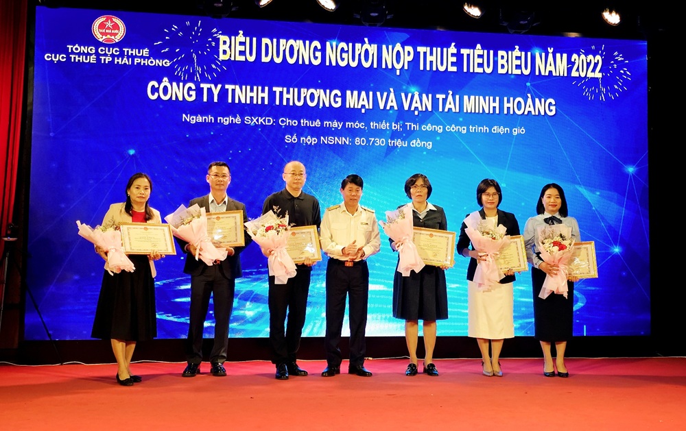 Tuyên dương 44 doanh nghiệp, cá nhân tiêu biểu có đóng góp lớn vào ngân sách Thành phố năm 2022. Ảnh: Thanh Sơn