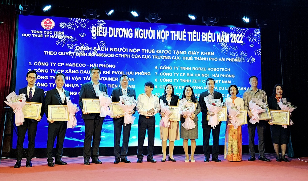 Tuyên dương 44 doanh nghiệp, cá nhân tiêu biểu có đóng góp lớn vào ngân sách Thành phố năm 2022. Ảnh: Thanh Sơn