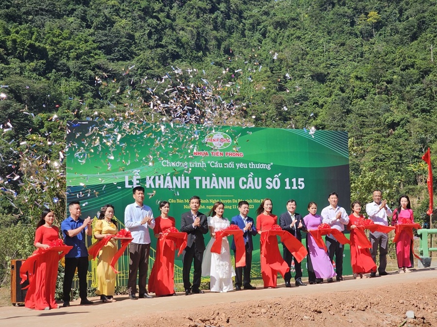 Các đại biểu cắt băng khánh thành 