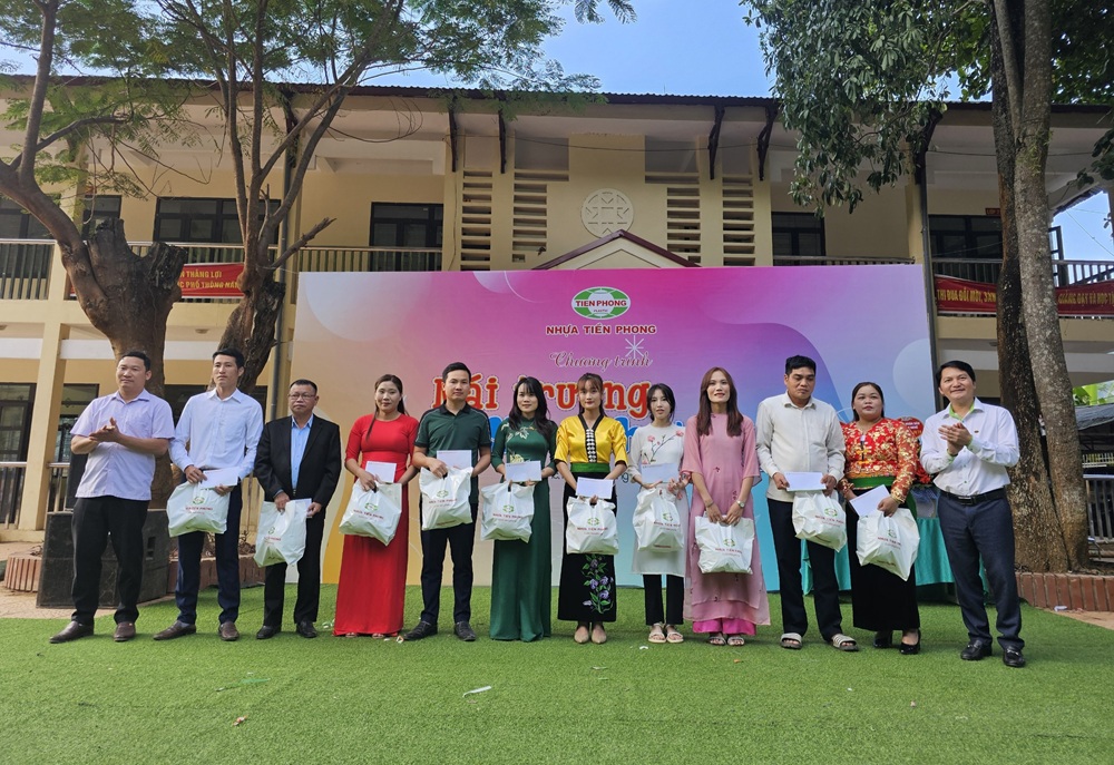 Nhựa Tiền Phong đã trao tặng 38 phần quà đến các thầy, cô giáo Trường Phổ thông Dân tộc Bán trú và Tiểu học, Trung học cở sở Đồng Nghê