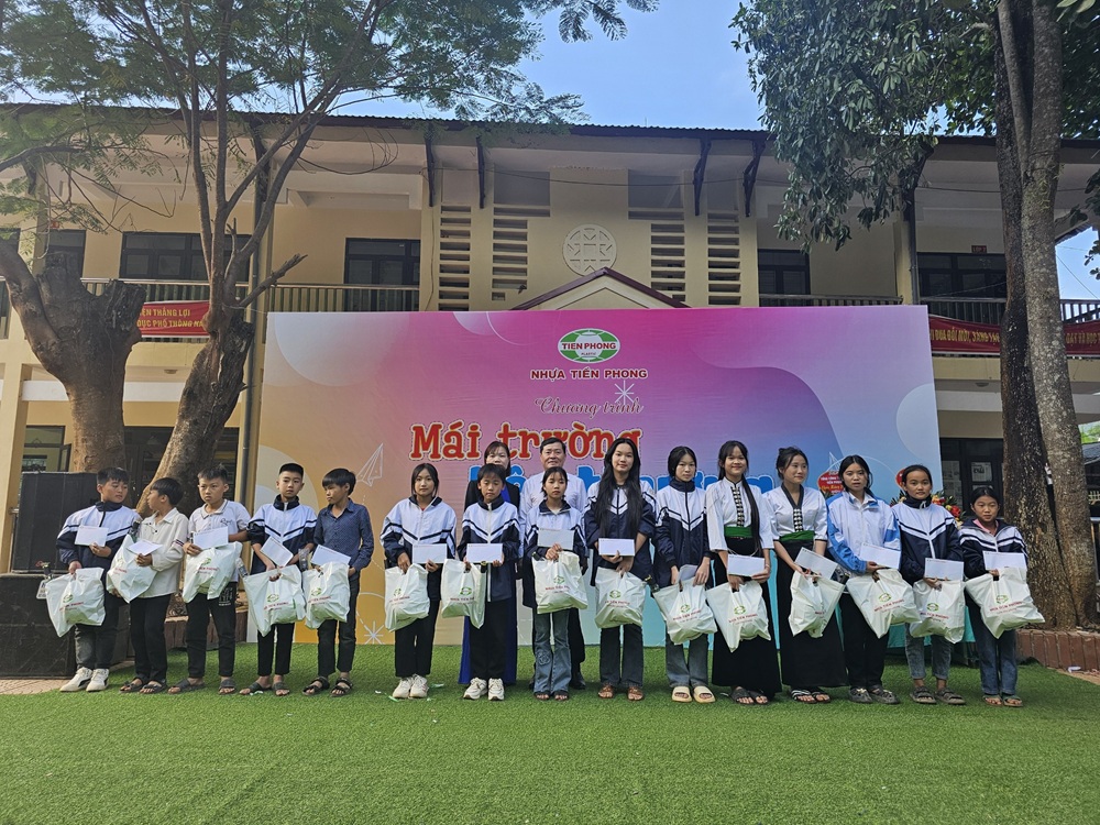 Nhựa Tiền Phong trao tặng 31 suất học bổng cho các em học sinh học giỏi, học sinh nỗ lực vượt qua khó khăn các cấp của Trường Phổ thông Dân tộc Bán trú và Tiểu học, Trung học cở sở Đồng Nghê