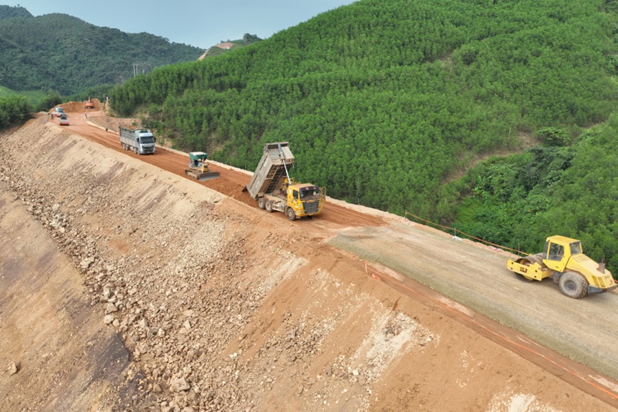 TP Hạ Long đang đẩy nhanh tiến độ thi công đường nối Sơn Dương - Đồng Sơn, đảm bảo mục tiêu giải ngân vốn đầu tư công. Ảnh: Đỗ Phương