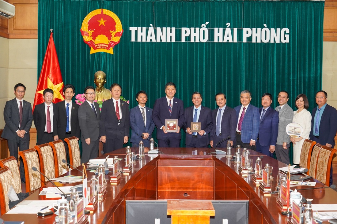 Lãnh đạo TP. Hải Phòng chụp ảnh lưu niệm với Đoàn công tác Thành phố Yokkaichi (Nhật Bản)