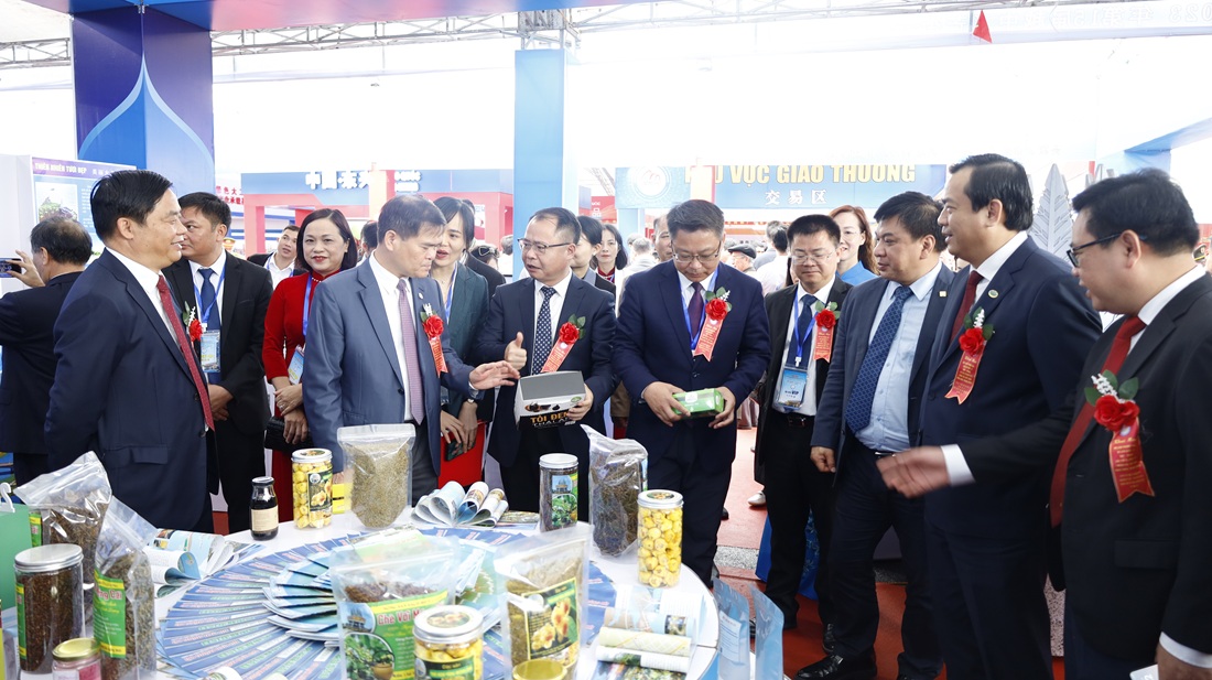 Lãnh đạo hai địa phương hai nước tham quan gian hàng tại Hội chợ