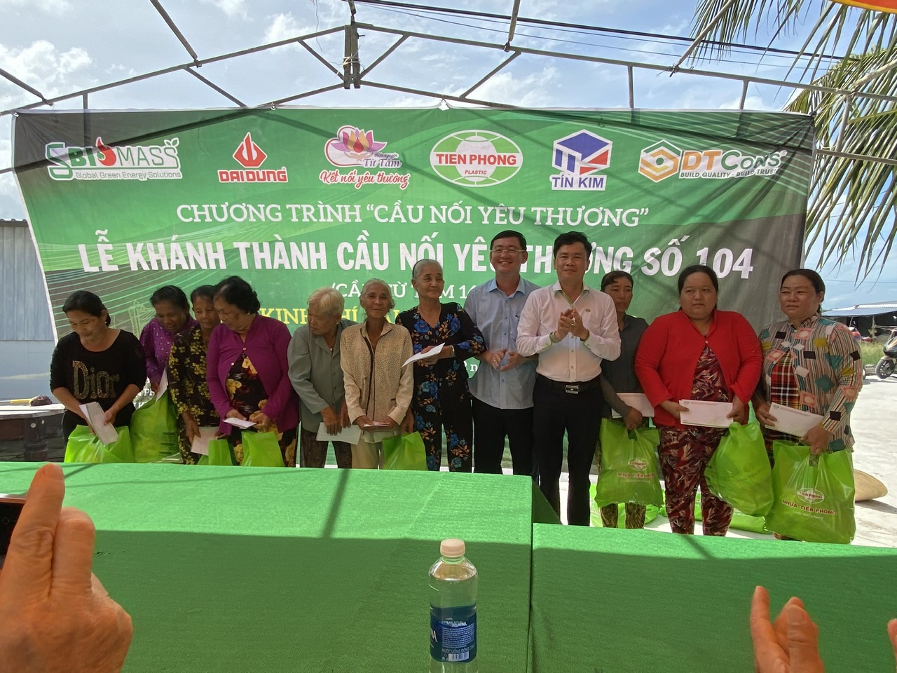 Trao tặng các suất học bổng học sinh vượt khó học giỏi, các suất quà cho hộ nghèo trên địa bàn xã Thuận Hòa. Ảnh: Huy Tự