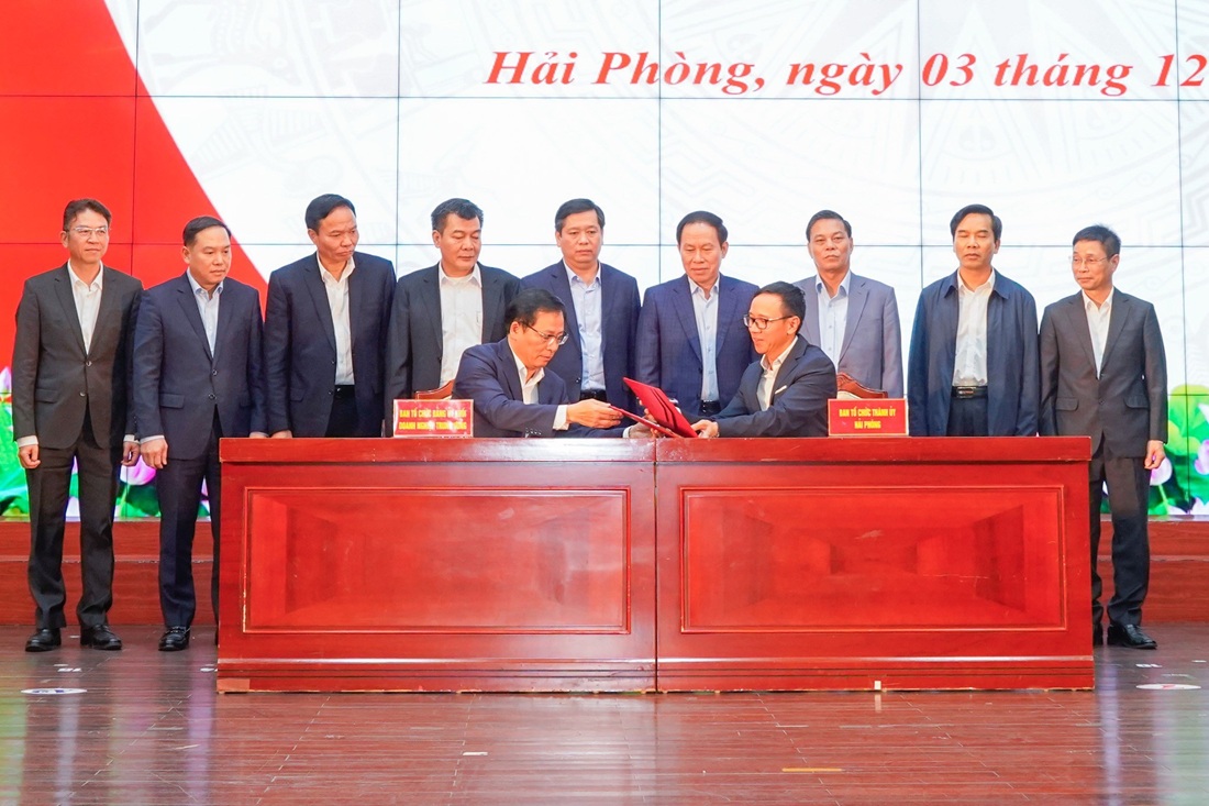 Ban Tổ chức Thành ủy Hải Phòng và Ban Tổ chức Đảng ủy Khối doanh nghiệp Trung ương ký kết các văn bản chuyển giao