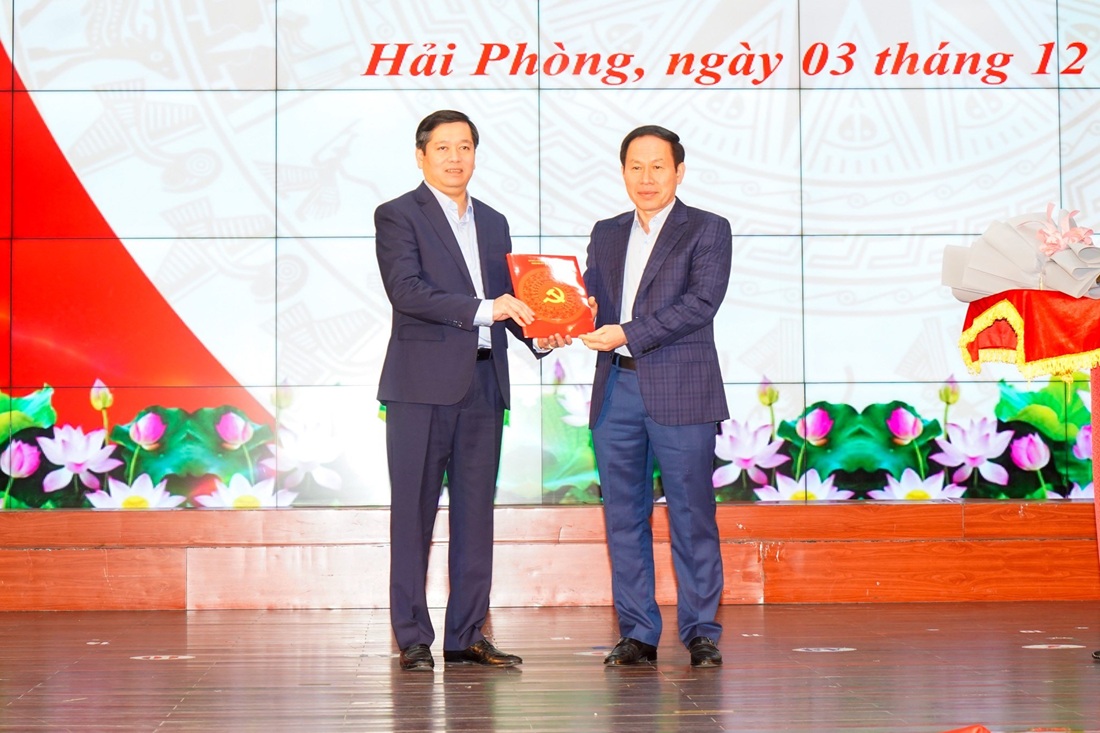 Ông Lê Tiến Châu, Bí thư Thành ủy Hải Phòng trao Quyết định chuyển Đảng bộ cho ông Nguyễn Long Hải, Bí thư Đảng ủy Khối doanh nghiệp Trung ương