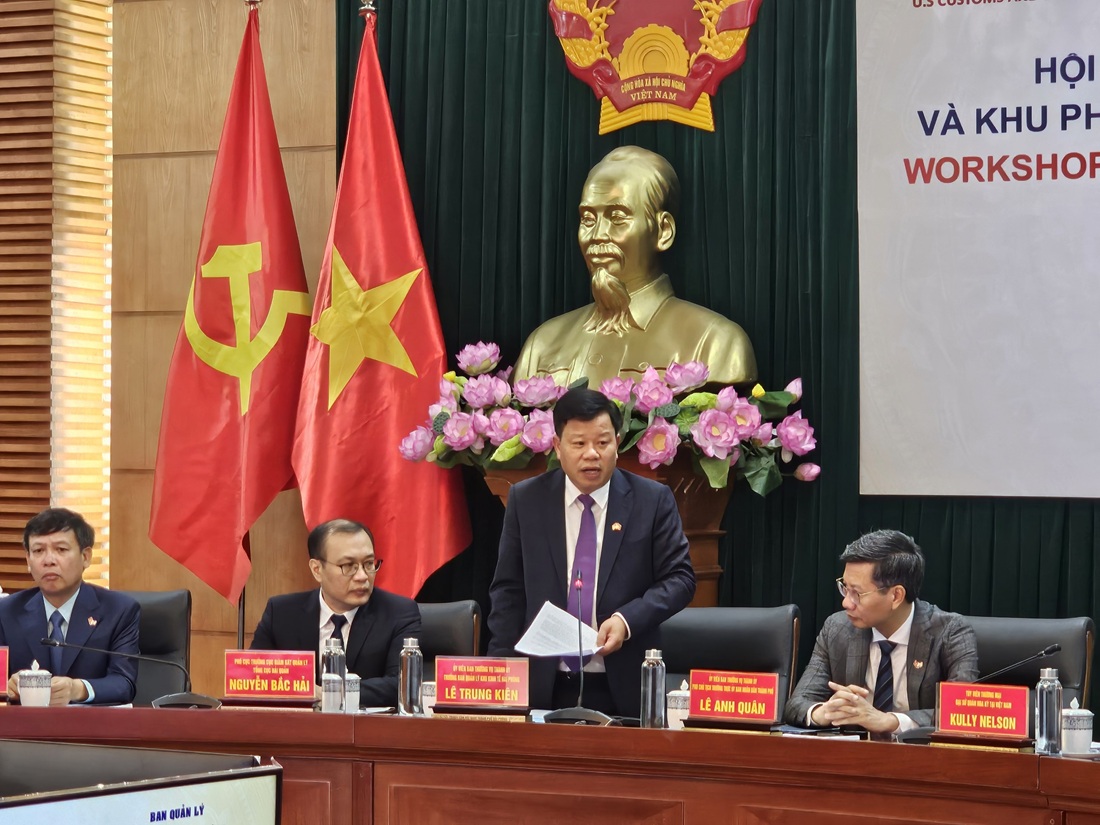 Ông Lê Trung Kiên, Trưởng ban Ban quản lý Khu kinh tế Hải Phòng phát biểu khai mạc hội thảo