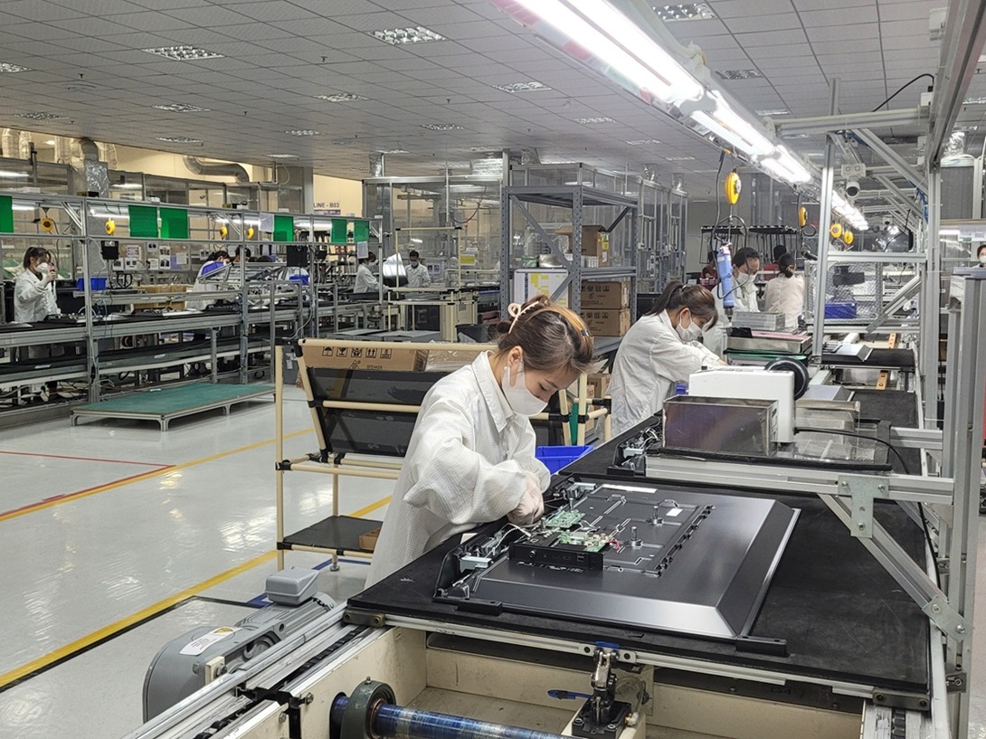 Công nhân người địa phương trong dây chuyền sản xuất tại nhà mày của Foxconn, KCN Đông Mai. Ảnh: Thanh Sơn