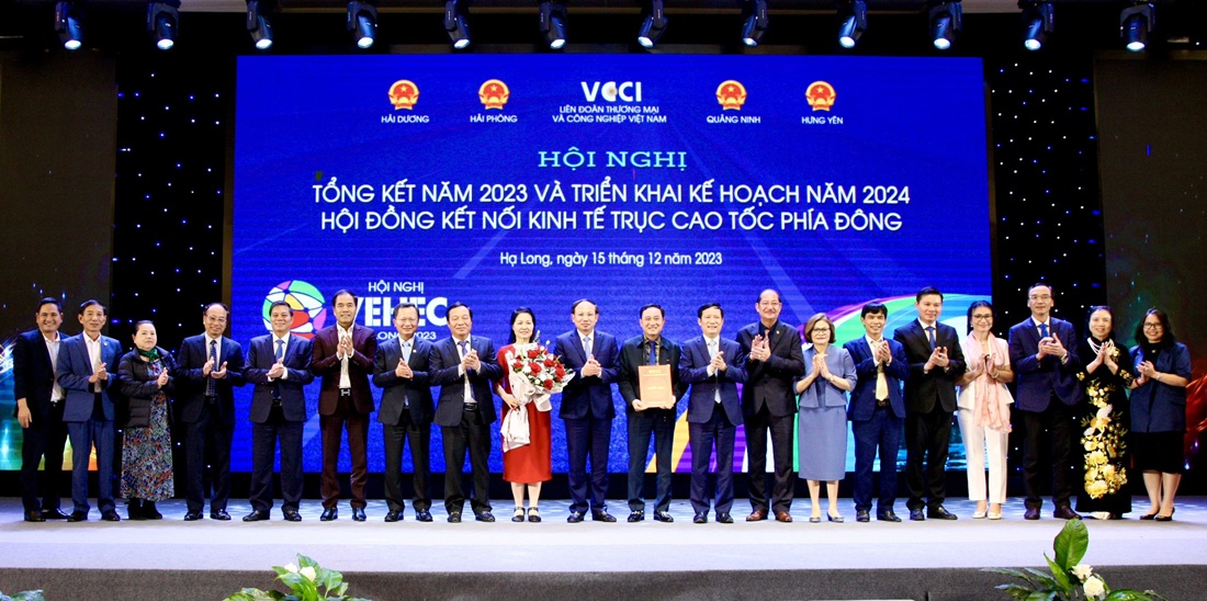 Lãnh đạo VCCI và các địa phương chúc mừng Hội đồng doanh nghiệp vùng ra mắt