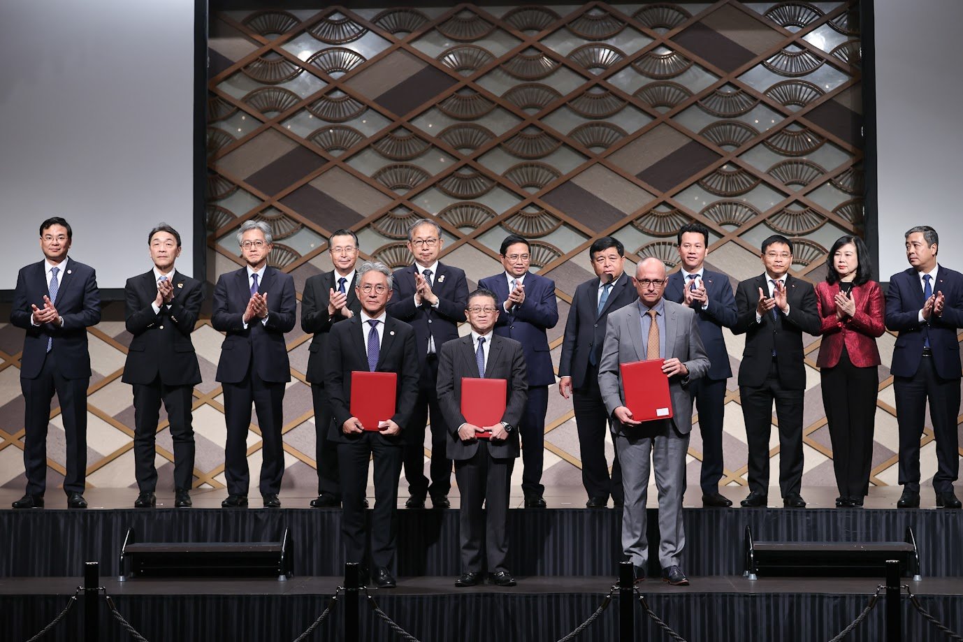 Ông Koen Soenens, Giám đốc Kinh doanh và Marketing Tổ hợp KCN DEEP cùng trao Biên bản ghi nhớ hợp tác với Công ty TNHH Sojitz Việt Nam, Công ty TNHH Năng lượng khí Sojitz Osaka