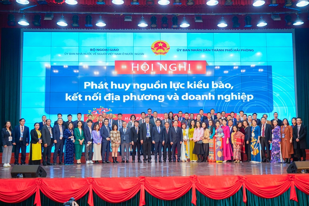 Chụp ảnh lưu niệm cùng các kiều bào tại Hội nghị