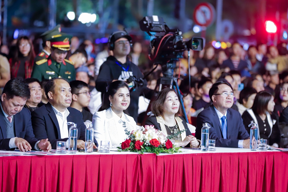 Lãnh đạo Thành phố tham dự Chương trình nghệ thuật
