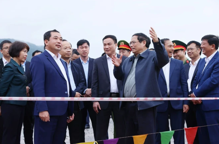 Thủ tướng Phạm Minh Chính kiểm tra Dự án nâng cấp Quốc lộ 37 đoạn qua Khu Di tích Quốc gia Đặc biệt Côn Sơn-Kiếp Bạc. Ảnh: Dương Giang/TTXVN