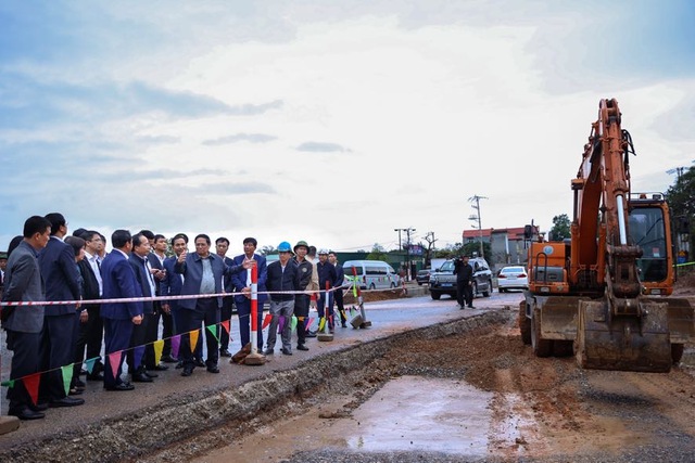 Thủ tướng Phạm Minh Chính kiểm tra hiện trường Dự án đường nối cầu Đồng Việt. Ảnh: VGP/Nhật Bắc