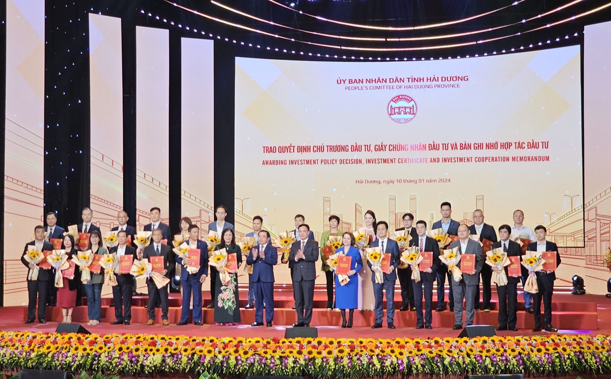 Trao quyết định chủ trương đầu tư, giấy chứng nhận đầu tư và bản ghi nhớ hợp tác đầu tư cho các doanh nghiệp trong và ngoài nước.