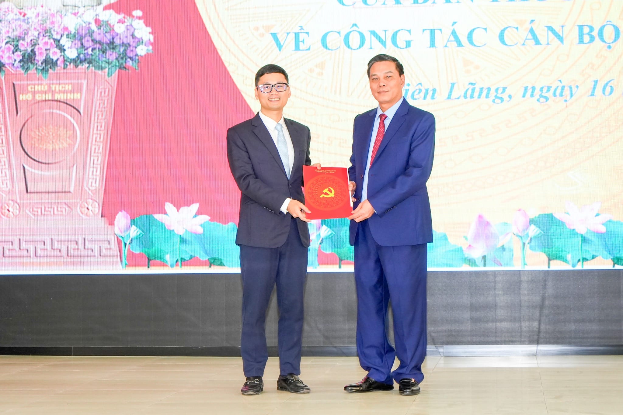 Ông Nguyễn Văn Tùng, Chủ tịch UBND TP. Hải Phòng trao Quyết định cho ông Phạm Minh Đức, giữ chức vụ Phó Bí thư Huyện uỷ Tiên Lãng