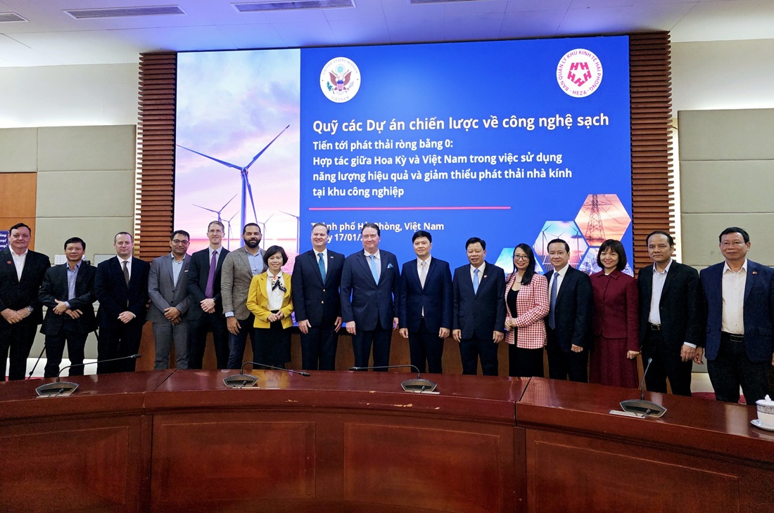 Lãnh đạo TP. Hải Phòng, Ban quản lý Khu kinh tế Hải Phòng chụp ảnh lưu niệm cùng đoàn công tác Đại sứ quán Hoa Kỳ tại Việt Nam