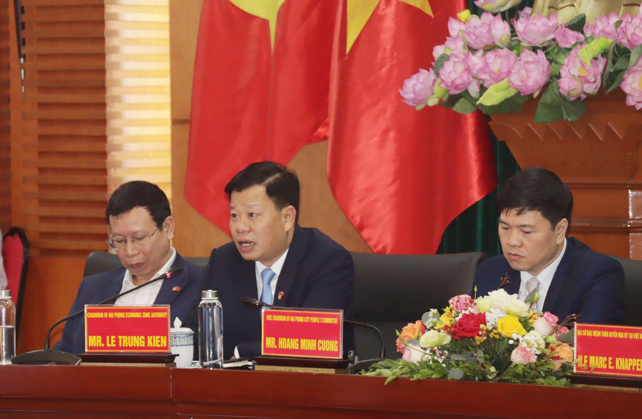 Ông Lê Trung Kiên, Trưởng ban Ban quản lý Khu kinh tế Hải Phòng giới thiệu các thông tin tổng quan và định hướng phát triển các KCN, khu kinh tế trên địa bàn TP. Hải Phòng