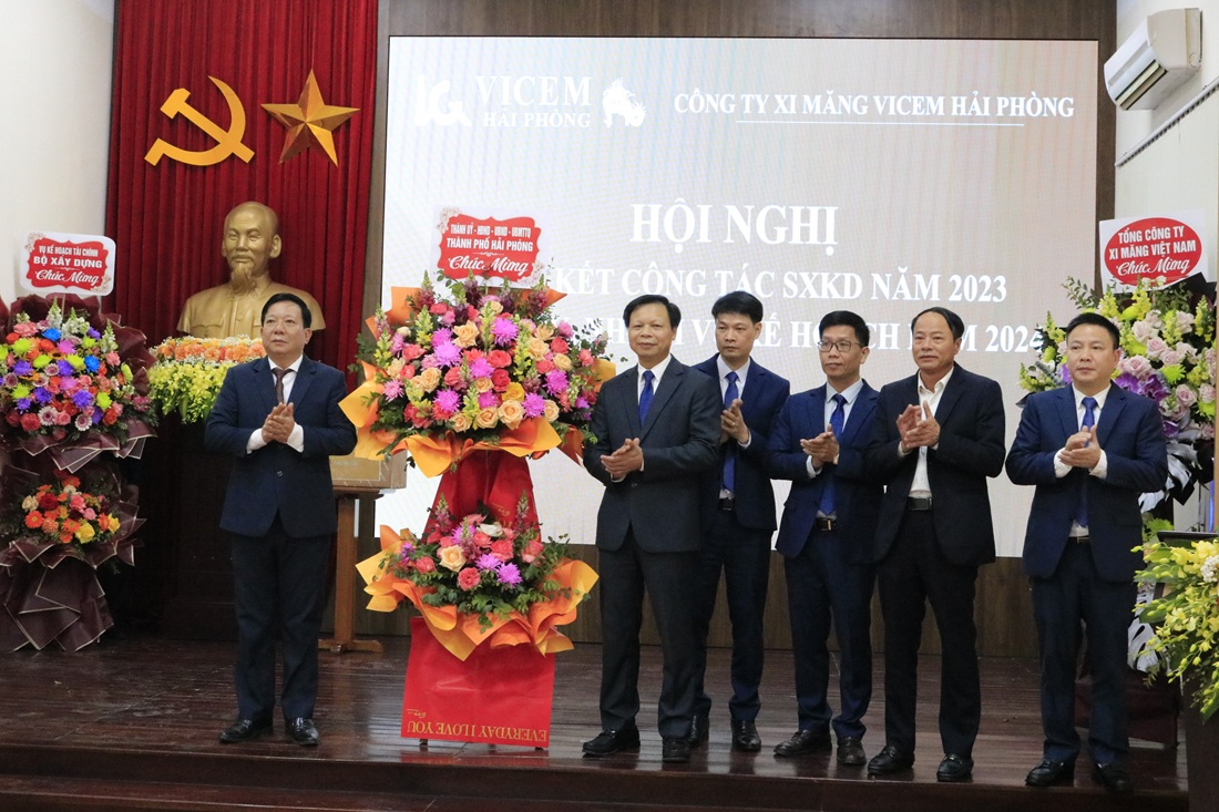 Ông Nguyễn Đức Thọ, Phó chủ tịch UBND TP. Hải Phòng chúc mừng kết quả tích cực trong sản xuất kinh doanh của Công ty