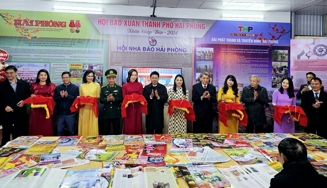 Các đại biểu cắt băng khai mạc Hội báo Xuân Giáp Thìn 2024