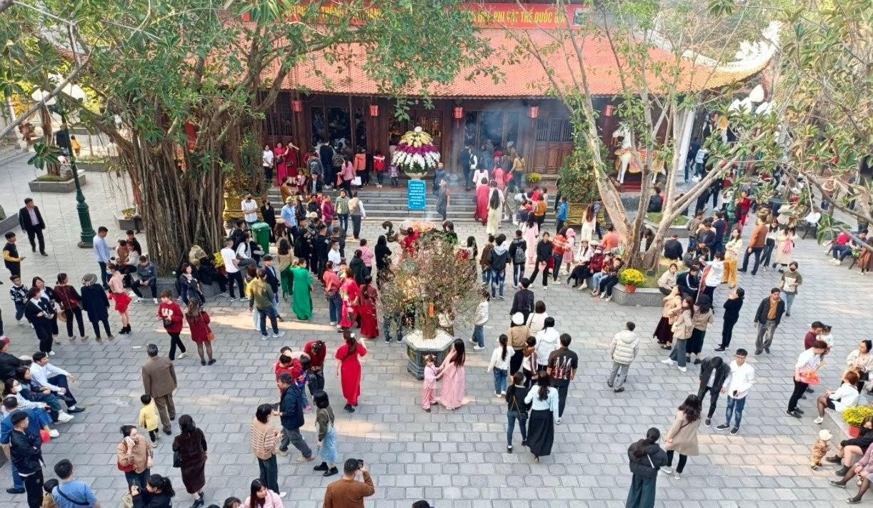 Nhiều người dân, du khách đến đền Tranh tham quan, chiêm bái. Ảnh: Hồng Nhung