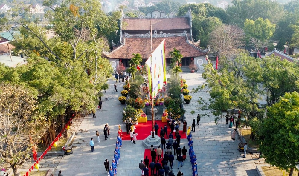 Du khách tham quan, chiêm bái tại Di tích Côn Sơn - Kiếp Bạc trong những ngày tết Nguyên đán Giáp Thìn 2024